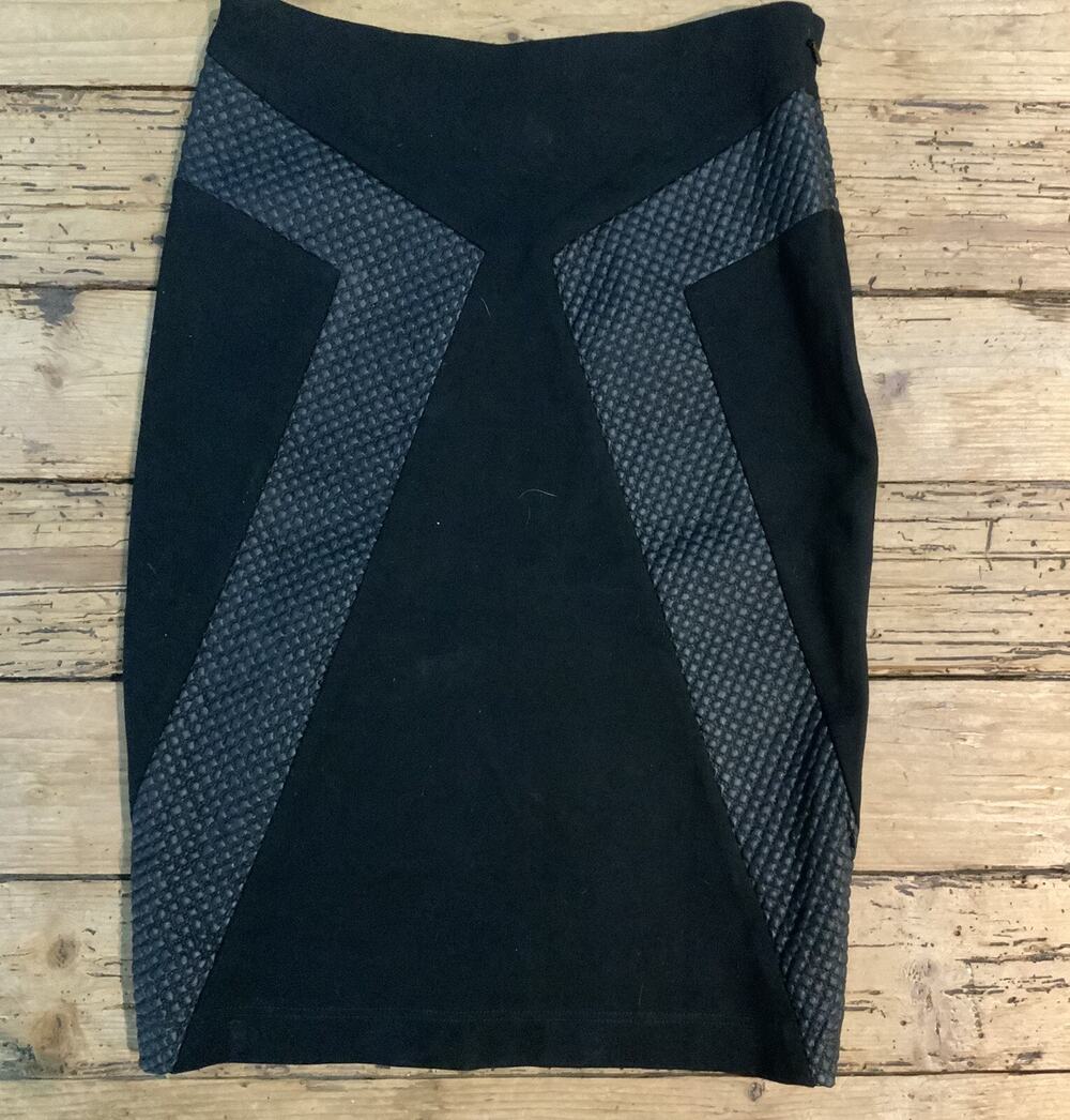 BEBE Woman Sz XS Pencil Skirt Embossed Fabric Knee Length Black